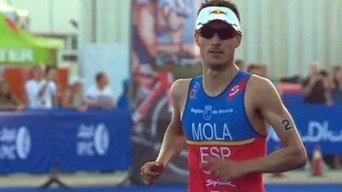 Mario Mola durante la prueba en Abu Dhabi.