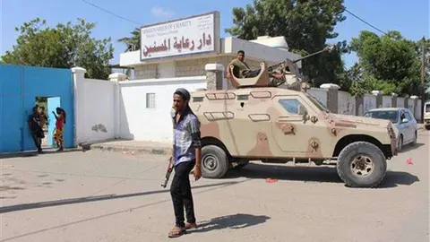 Fuerzas de seguridad en Adén se reúnen afuera de un asilo de ancianos 