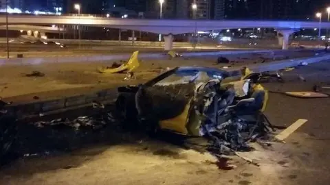 Los restos del Ferrari después del accidente.