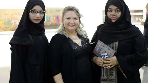 La directora de la galería Artissima, Aurela Cuku en el centro de la imagen.