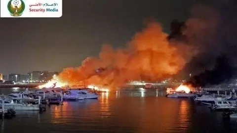 En la imagen un momento del incendio en el Puerto Deportivo de Abu Dhabi.