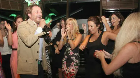 Juan Peña, rodeado de incondicionales seguidoras en la actuación que protagonizó en el restaurante Casa de Tapas de Dubai en mayo de 2015. (EL CORREO)