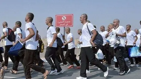 Jóvenes emiratíes durante una instrucción.