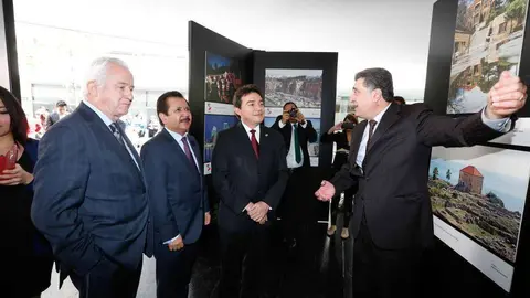 De izquierda a derecha, los senadores Víctor Hermosillo y Celada, Luis Sánchez Jiménez y Daniel Ávila Ruiz. El embajador Hicham Hamdan explica la exposición fotográfica.