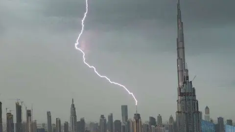 Un rayo impacta sobre uno de los rascacielos del Downtown de Dubai. (@RichyRobs)