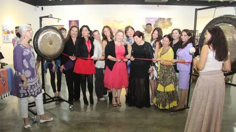 Momento de la inauguración de la exposición Con luz propia en la galería Artissima de Dubai. (EL CORREO)