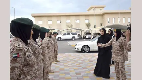 La ministra junto a las mujeres del Servicio Militar de Emiratos.