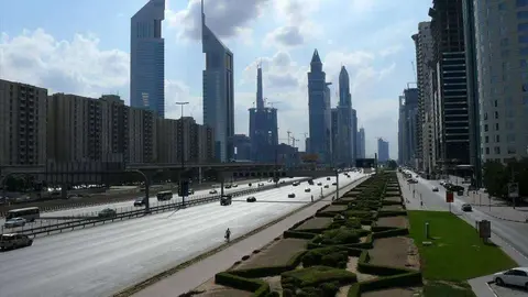 Sheikh Zayed Road a su paso por el centro de Dubai.