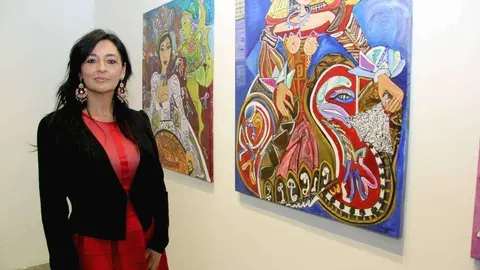 La pintora española Susana Zaragoza, junto a varias de sus obras. (EL CORREO)