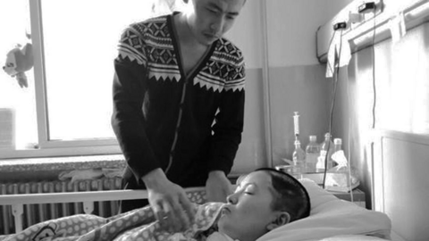 El novio cuidó a la joven porque se sentía culpable.