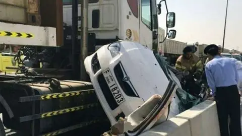 Restos del vehículo de la familia egipcia después del accidente.