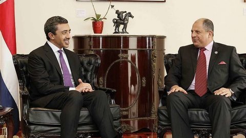 El jeque Abdullah bin Zayed al Nahyan con el presidente de Costa Rica. (Efe)