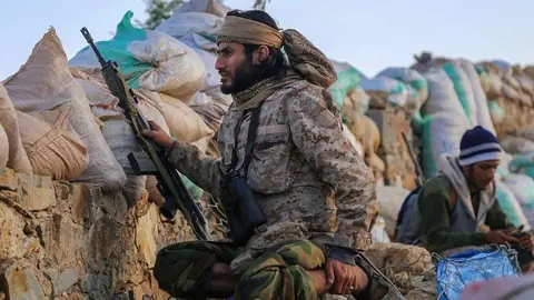 Los soldados intentan romper el asedio en la ciudad de Taez.