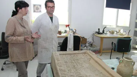 La arqueóloga Carmen del Cerro y el restaurador Miguel Ángel Núñez, junto a la estela funeraria que será expuesta en el Museo Arqueológico de Madrid que ha certificado que el Reino de Omán existía en el siglo III antes de Cristo.