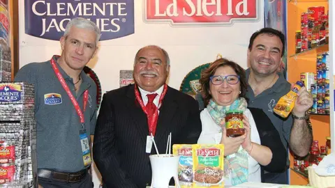El embajador Francisco Alonso -segundo por la izquierda- y Blanca Martín, gerente de la empresa mexicana La Costeña para Europa, Oriente Medio y África, en Gulfood.