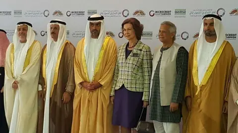 La Reina Sofía de España junto a HE Sultan bin Saeed Al Mansouri, el jeque Hamed bin Zayed y Muhammad Yunus, en la 18 Cumbre del Microcrédito que se celebra en Abu Dhabi. (Cedida)