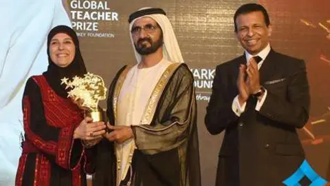 El jeque Al Maktoum junto a la mejor maestra del mundo.