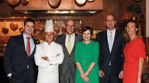 Azar_Saliba, general_Manager_Jumeirah_Al_Qasr; Oscar_Poquet, chef_Al_Hambra; Jose_Eugenio_Salarich, embajador_España_EAU; Margaret_Paul, resort_general_manager_Madinat_Jumeirah; Ricardo_Fisas, presidente_Spanish_Business_Council