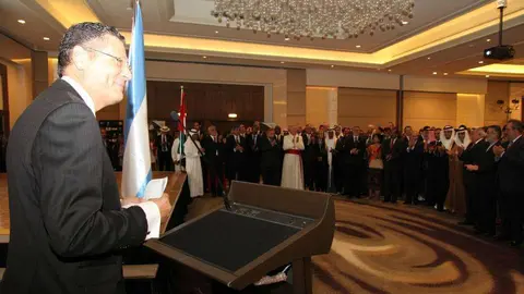 El embajador de Argentina, Rubén Caro, recibe el aplauso de los presentes tras finalizar su discurso. (EL CORREO)