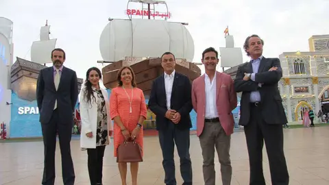 La delegación onubense junto a responsables del Pabellón de España en Global Village ante la portada dedicada a las Tres Carabelas. (EL CORREO), ,
