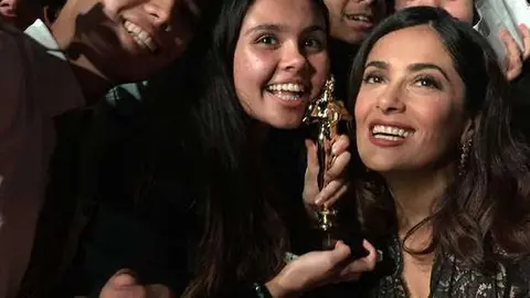 Salma Hayek, rodeada por los fans que le entregaron el 'Óscar' en Dubai