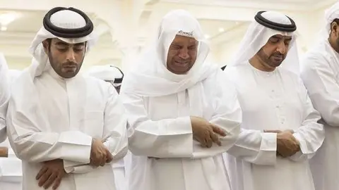 El padre y los hermanos de Mohammed Al Hmoudi lloran en su funeral