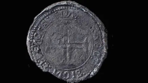 La moneda de plata aparecida en el barco hundido en Omán.