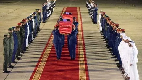 Los cuerpos de los pilotos llegan al aeropuerto de Al Bateen en Abu Dhabi.