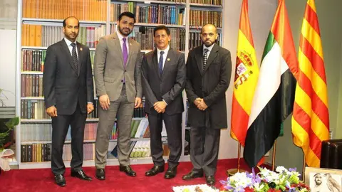 El cónsul general de Emiratos en Barcelona, Salem Al Owais -segundo por la derecha-, junto a otras personalidades durante la inauguración de la biblioteca. (Cedida)