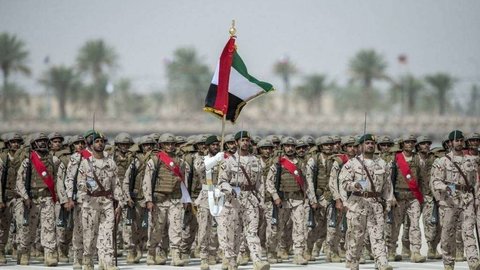 Miembros de las Fuerzas Armadas de Emiratos Árabes, durante un desfile militar. (WAM)
