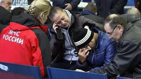 Un familiar de alguna víctima del accidente aéreo es tratada por un psicólogo. (Reuters)