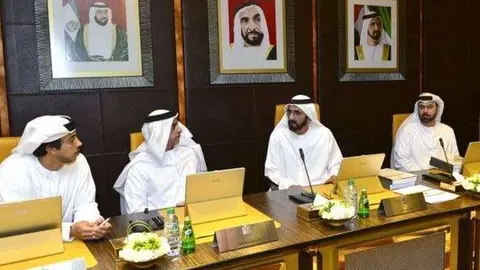 El jeque Al Maktum junto a ministros del país en el Palacio Presidencial. 