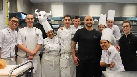 Equipo a cargo de la cocina del restaurante Enigma. (M.P.)