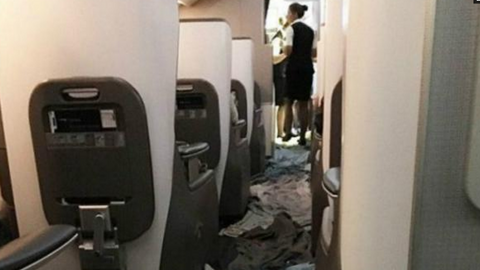 Imagen del pasillo del avión inundado.