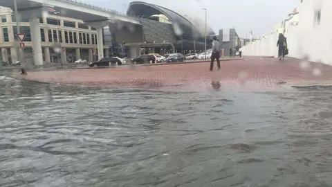 Calle inundada en Dubai a causa de las intensas lluvias. (@wafaqasim)