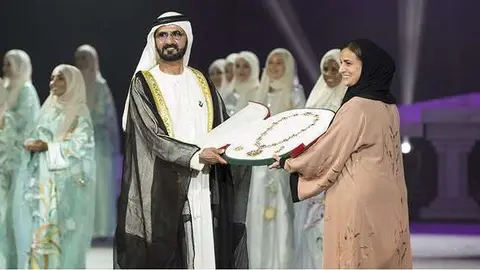 Mohammed bin Rashid presenta la Medalla Zayed a Sheikha Lubna Al Qasimi, quien la recibe en nombre de la Jequesa F&aacute;tima.