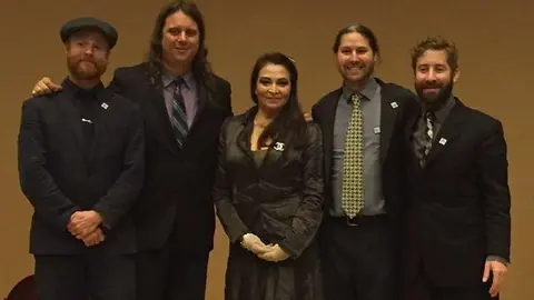 Los componentes de la banda junto a Myriam Kruisheer después de la actuación.