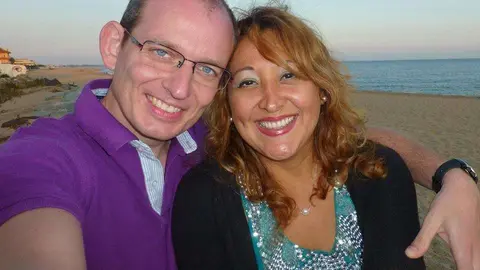 Adelma Tapia, fallecida en Bruselas, junto a su marido, en una imagen publicada en su cuenta de Facebook.