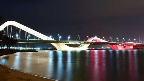 El puente Sheikh Zayed de Abu Dhabi, iluminado con los colores de la bandera belga. / Abu Dhabi City Municipality