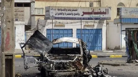 Restos de un vehículo tras explosionar en Adén. (Reuter)
