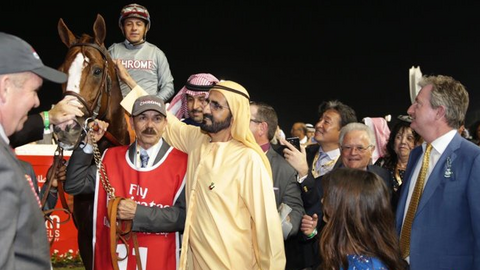 El gobernante de Dubai junto al jinete mexicano y el caballo ganador.