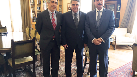 El subsecretario de Relaciones Exteriores, Edgardo Riveros, el presidente de la Comisión de RR.EE. del Senado, Francisco Chahuán, y el embajador de EAU en Chile, Abdullah Mohammed Almaainah.en un encuentro el pasado enero. 