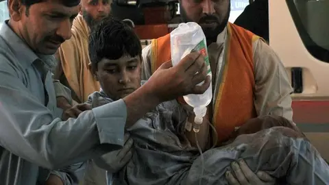 Uno de los heridos atendido por los servicios de emergencia. (Internet)