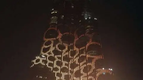 Logo de la Expo Dubai 2020 sobre el Burj Khalifa. (Twitter)