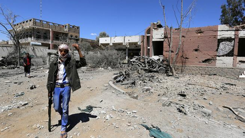 Un rebelde en la capital de Yemen, Saná.