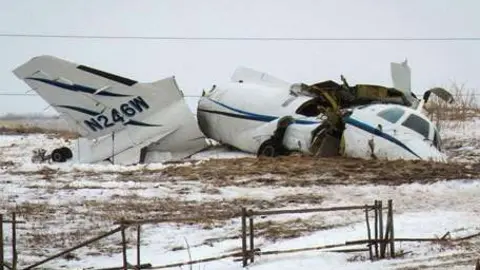 El avión se estrelló contra el suelo y se partió en tres.