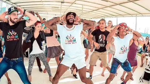 Fiesta en el barco durante el Dubai Latin Fest.