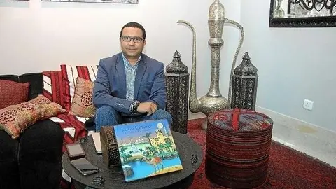 Yahia Al Sayed, autor de 'Luna Catorce', la primera gu&iacute;a en espa&ntilde;ol editada en Emiratos &Aacute;rabes Unidos. (EL CORREO DEL GOLFO)