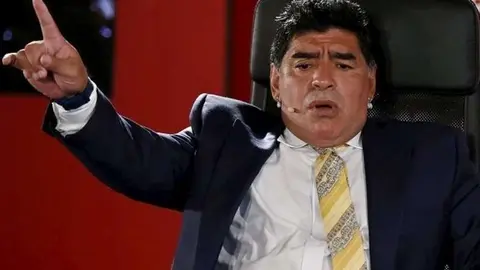 Maradona en el palco del campo de fútbol de Abu Dhabi.