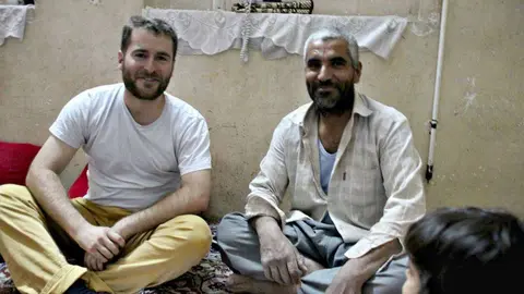 El periodista Rafael González García de Cosío, en la casa de un afgano en Irán. (Cedida)